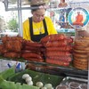 เครื่องเคียง ไส้กรอก กุนเชียง หมูยอ ไข่ต้ม และไก่ทอด