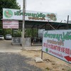 หน้าทางเข้าร้าน ด้านในมีที่จอดรถ