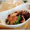 อกเป็ดทอดกับผักสลัดกับน้ำสลัดรสเปรี้ยวหวาน