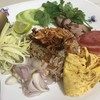 ข้าวผัดกะปิล้วนๆ ไม่หวาน กลิ่นกะปิแรง ไม่มีหมูหวาน มีแต่หมูอบเหนียวไปหน่อย