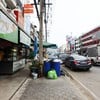 กองขยะหน้าร้านส่งกลิ่นแรง ต้องรีบเดินผ่านไวๆ