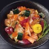ข้าวหน้าปลาดิบรวมหั่นเต๋า ข้าวหน้าปลาดิบรวมหั่นเต๋า
