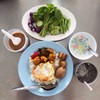ข้าวราดแกง + น้ำพริกฟรี + ผักฟรี + น้ำฟรี + ของหวานฟรี ทั้งหมดในรูปแค่ 40บาทค่ะ