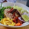 ปกติเวลาทานข้าวคลุกกะปิ ไม่เคยเห็นชะอม แต่ร้านนี้แนบมาให้ด้วย อร่อยดี
