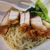 บะหมี่ไข่เส้นหนา นุ่ม อร่อย  หมูกรอบหนังกรอบมาก เนื้อนุ่ม มันค่อนข้างเยอะ