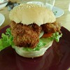 ไก่กรอบกำลังดี ราดซอสมะเขือเทศ กัดไปเต็มๆคำพร้อมขนมปังนุ่ม ๆ เข้ากันสุดๆ