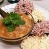 ข้าวตังกรอบๆ จิ้มกับกะทิหมูผสมปู 