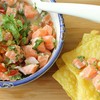 ยำแซลมอนกับเกี๊ยวทอด  (Thai Styled Salmon Tartare with Fried Wonton)