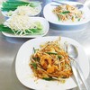 อย่างเด็ดครับ เครื่องเคียงแน่น เส้นผัดไทไม่แฉะกุ้งแน่นๆ