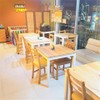 มีโต๊ะให้นั่งทานในร้าน