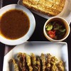 หมูสะเต๊ะชุดเล็กพร้อมขนมปัง หมูสะเต๊ะชุดเล็กพร้อมขนมปัง