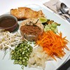 ข้าวยำสมุนไพรแซลมอนย่าง 290 บาท