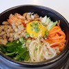 บิบิมบับ เครื่องเน้นๆ เสริ์ฟในหม้อดินเผาร้อนๆหอมจนอดใจไม่อยู่ ราคา 109.-