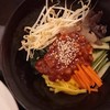 ข้าวหอมน้ำมันงาผักสดกรอบ ผักดองสีเหลืองเปรี้ยวๆหวานๆชุ่มคอ น้ำยำเข้มข้นไม่เลี่ยน
