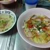 บะหมี่เกี๊ยวแห้งพิเศษเสริฟพร้อมน้ำซุปไม่ต้องร้องขอ