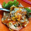 ราดซอสพริกและใส่พริกไทเพิ่ม