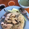 ข้าวมันไก่ราดน้ำซอสของทางร้าน(สีน้ำตาลอ่อนคล้ายน้ำซุป)