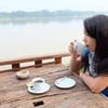 จิบกาแฟยามเช้าริมแม่น้ำโขง