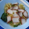 บะหมี่เกี๊ยวหมูแดง รสชาติใช้ได้ เส้นทำเอง กัดคล่องคอ อร่อยดี (ซดกับน้ำซุปจะอร่อย