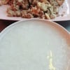 บางร้านข้าวต้มได้น้ำเยอะกว่าข้าว ร้านนี้ข้าวแน่นถ้วย