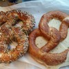 Bretzel อบอุ่นๆ รสธัญพืชและรสชีสมีชีสเป็นแผ่นหนาอร่อยมาก