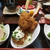 ไก่คุชิคัตสึเสิร์ฟพร้อม spicy sauce และทาร์ทาร์ซอส