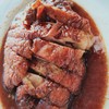 เป็ดย่างครึ่งตัว. เนื้อเป็ดชิ้นใหญ่หนานุ่ม. น้ำซอสรสกลางๆไม่จัด. เนื้อนุ่ม หนังเ