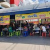 เห็นป้ายชื่อร้านเด่นชัดมาก กลางวันขอบอกคนแน่นมาก