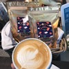 กาแฟร้อนนมนุ่ม ดื่มสบาย หอมชิลล์ แก้วนี้ Hot Latte 75 บาท กินกับครัวซองท์ดีมว้าก