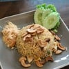 ข้าวผัดอร่อย มีกลิ่นไหม้ติดกะทะที่เป็นเอกลักษณ์บวกกับสัปปะรดตัดความเปรี้ยวหวาน