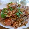 กั้งสดๆ  ไซส์ใหญ่ประมาณ 7 ตัวโลนำมาทอดแล้วผัดพริกเกลือเนื้อสดมาก