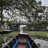 เรือรับส่งลูกค้า สำหรับผู้ที่อยากชมวิถีชีวิตริมคลองของคนในพื้นที่