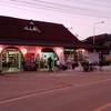 ร้านตกแต่งธรรมดาอยู่ตรงสามแยกของหมู่บ้าน เลยลีไวน์รักไทยมานิดเดียว
