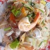 ยำเส้นแก้วกรุบกริบ รวมมิตรด้วยทะเล มีส่วนประกอบของกุ้ง ปลาหมึก หอย หมูยอ ไส้กรอก