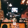 เคาร์เตอร์ภายในร้าน และบรรยากาศในห้องแอร์เล็กๆ 