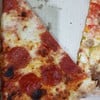 pizza แป้งบางกรอบหน้า pepperoni เมนูเด็ดของร้าน ชิ้นเดียวจอด