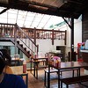 รองรับคนได้เยอะเพราะมีโต๊ะมาก ภายในโล่งๆอากาศ​โปร่ง