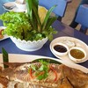 เนื้อปลานุ่ม แน่น เสริฟ์พร้อมผัก เส้นขนมจีน ทานกับน้ำจิ้มสูตรเด็ดของทางร้าน ฟินม