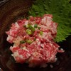 เนื้อสับดิบราดข้าวมีซอสในข้าว เนื้อติดมันนุ่มๆ ไม่คาวเช่นกัน