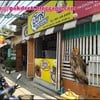 ร้านใหญ่พอสมควรประมาณ 2 คูหา จอดรถริมถนนหน้าร้าน