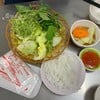 มีขนมจีน และผักสด