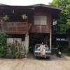 ที่จอดรถใต้บ้านเก่าคุณยาย ก่อนเข้าไปสู่ตัวห้องที่ทำใหม่ไว้ 4 ห้องรับแขก