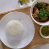 เซ็ทเมนูไก่ต้มน้ำปลา + ส้มตำ ความเค็มและความหวานของไก่ ตัดกันกับความเผ็ดของส้มตำ