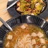 ทุกครั้งจะทานแค่ก๋วยจั๊บ วันนี้เหลือบไปเห็นมียำหมูยอด้วยก็เลยลองสั่งดู