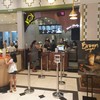 หน้าร้านซื้อเสร็จมาต่อคิวรอกิน