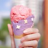 ไอศกรีมโคนสีสันน่ารัก ราคาสูง แต่คุ้มค่ากับรูปที่ได้มาและบรรยากาศที่ได้รับ