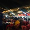 บรรยากาศร้านตอนกลางคืน คนเยอะมาก เต็มเกือบทุกโต๊ะเลย