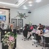  มี 2 ฝั่งบริการ เสิร์ฟน้ำดื่มให้ลูกค้าเปิดทีวีและมีบรรยากาศให้พักผ่อนเต็มที่ค่ะ