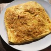 ผัดไทยห่อไข่ เนื้อไข่นุ่มๆ เส้นข้างในนุ่มรสชาติกำลังดี เครื่องเยอะ