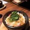 ข้างใต้นั้นมีเนยเป็นก้อนใหญ่ๆ รอให้เราคลุกให้ทั่วในชามหินร้อนๆ
